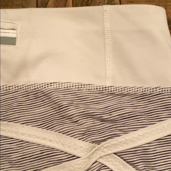 Lululemon gray/white stripe Capri size 4 - Picture 16 of 16